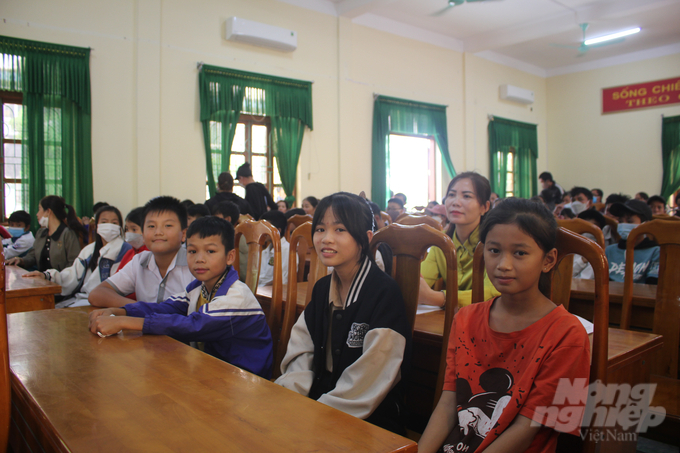 Các em học sinh huyện Bố Trạch vui mừng khi được nhận xe đạp do Quỹ Thiện Tâm và Báo Nông nghiệp Việt Nam trao tặng. Ảnh: Công Điền.