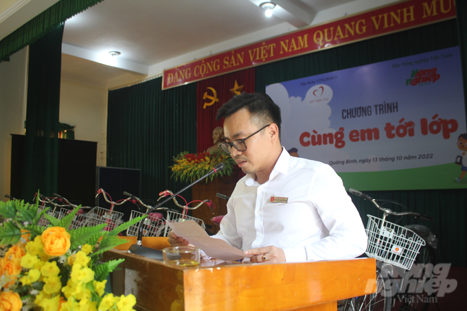Ông Tôn Thất Nhật Quang, đại diện Quỹ Thiện Tâm (Tập đoàn VinGroup) phát biểu tại buổi trao xe đạp. Ảnh: Công Điền.