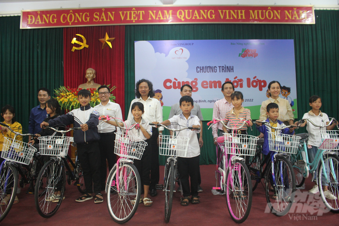 Đại diện Báo Nông nghiệp Việt Nam, Quỹ Thiện Tâm, Phòng Giáo dục và Đào tạo huyện Bố Trạch trao tặng xe đạp cho học sinh. Ảnh: Công Điền.