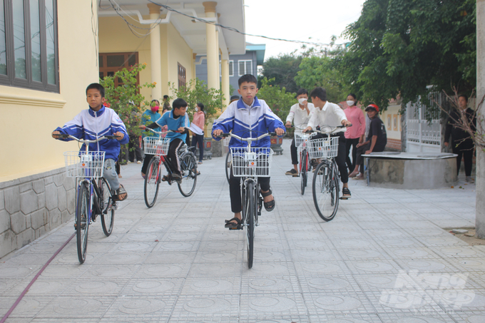 Những chiếc xe đạp do Quỹ Thiện Tâm và Báo Nông nghiệp Việt Nam trao tặng sẽ nâng bước các em học sinh trên hành trình tìm kiếm tri thức. Ảnh: Công Điền.