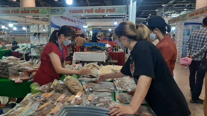 The OCOP fair helps promote products to a wide range of consumers. Photo: Nguyen Thanh.