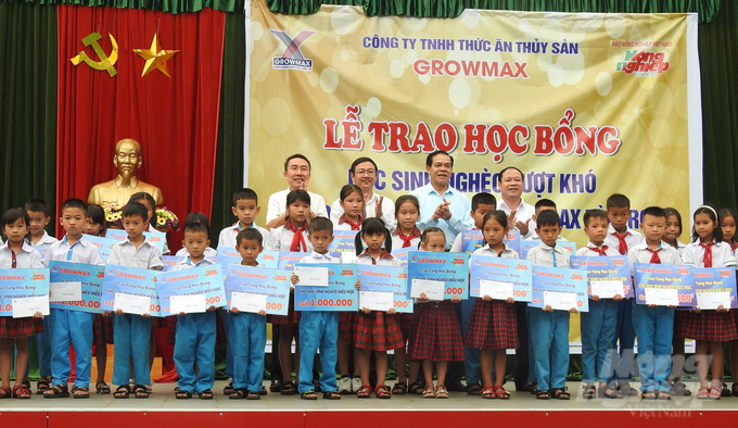 Đoàn công tác trao 30 suất quà cho 30 em học sinh Trường Tiểu học Kỳ Phương. Ảnh: Thanh Nga.