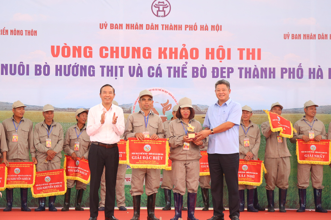 Thứ trưởng Bộ NN-PTNT Phùng Đức Tiến cùng Phó Chủ tịch UBND TP Hà Nội Nguyễn Mạnh Quyền trao giải thưởng, kỷ niệm chương cho các đội thi và chủ nhân của 'thí sinh bò' đạt giải Đặc biệt.