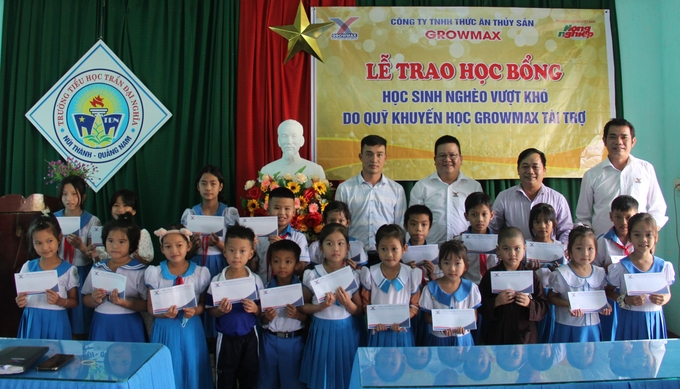 20 em học sinh trường Tiểu học Trần Đại Nghĩa vui mừng sau khi nhận các suất học bổng từ Quỹ khuyến học GrowMax. Ảnh: L.K.