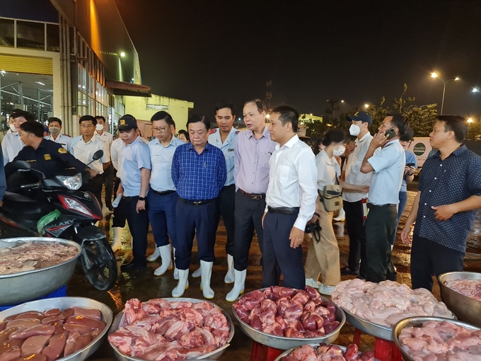 Bộ trưởng Bộ NN-PTNT Lê Minh Hoan cùng đoàn công tác khảo sát khu thực phẩm tươi sống. Ảnh: Trần Trung.