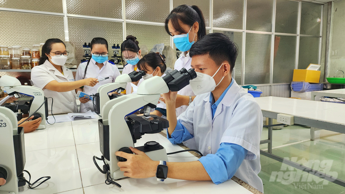 Hướng dẫn thực hành xét nghiệm mẫu bệnh phẩm cho sinh viên ngành thú y Trường Đại học Tây Đô. Ảnh: Kim Anh.