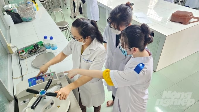 Hướng dẫn kỹ năng thao tác máy móc cho sinh viên chuyên ngành thú y. Ảnh: Kim Anh.