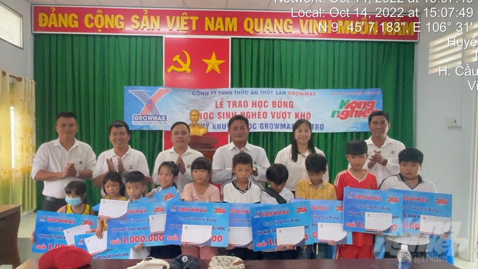 Quỹ Khuyến học GrowMax tiếp tục hành trình chia sẻ với các em học sinh có hoàn cảnh khó khăn tại các địa phương ven biển của tỉnh Trà Vinh. Ảnh: Minh Đảm.