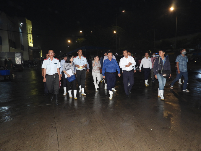 Bộ trưởng Bộ NN-PTNT Lê Minh Hoan cùng đoàn công tác khảo sát thực tế hoạt động tại chợ Bình Điền lúc 3h sáng cùng ngày. Ảnh: Trần Trung.