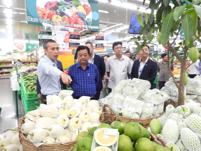 Các siêu thị không chỉ bán sản phẩm cho nông dân còn làm tốt công tác truyền thông cho nông sản Việt. Ảnh: Trần Trung.