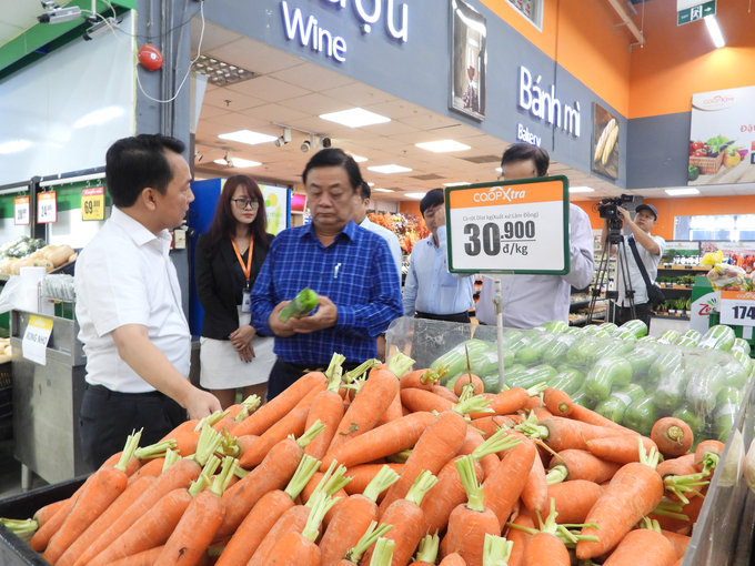 Bộ trưởng Bộ NN-PTNT Lê Minh Hoan cùng đoàn công tác khảo sát thực tế tại siêu thị MM Mega Market Việt Nam. Ảnh: Trần Trung.