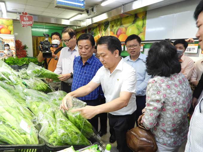 Bộ trưởng Bộ NN-PTNT Lê Minh Hoan cùng đoàn công tác khảo sát thực tế tại siêu thị Saigon Co.op. Ảnh: Trần Trung.