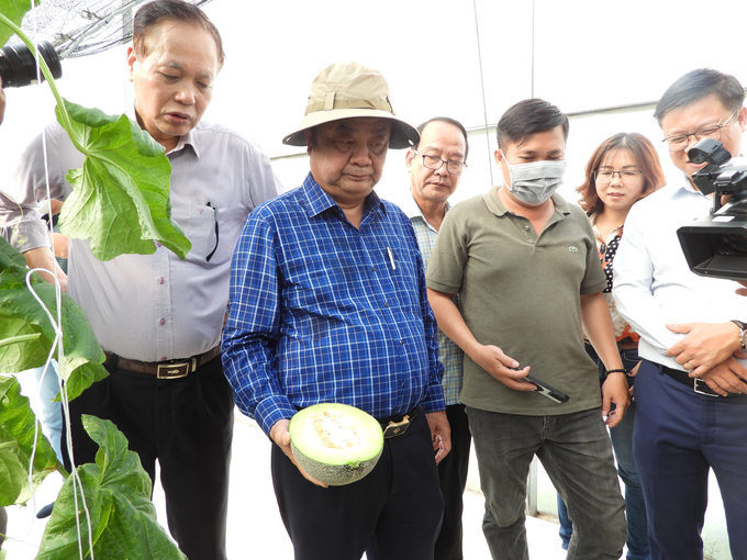 Bộ trưởng Bộ NN-PTNT Lê Minh Hoan cùng đoàn công tác khảo sát thực tế tại Công ty CP Nông nghiệp Kỹ thuật cao Nông Phát. Ảnh: Trần Trung.