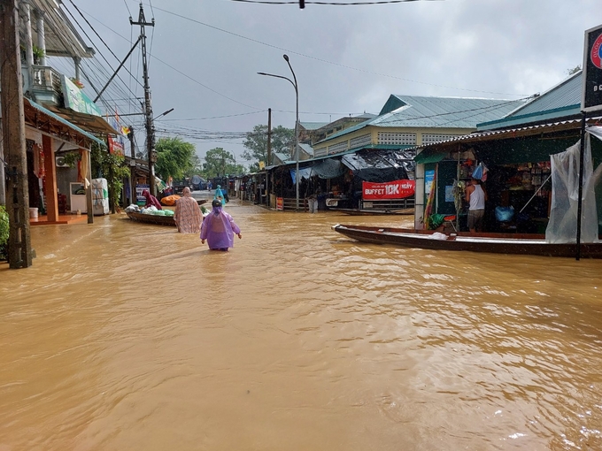 Nước lũ tràn vào khu dân cư ở xã Hải Phong, huyện Hải Lăng, tỉnh Quảng Trị. Ảnh: Thanh Lộc.