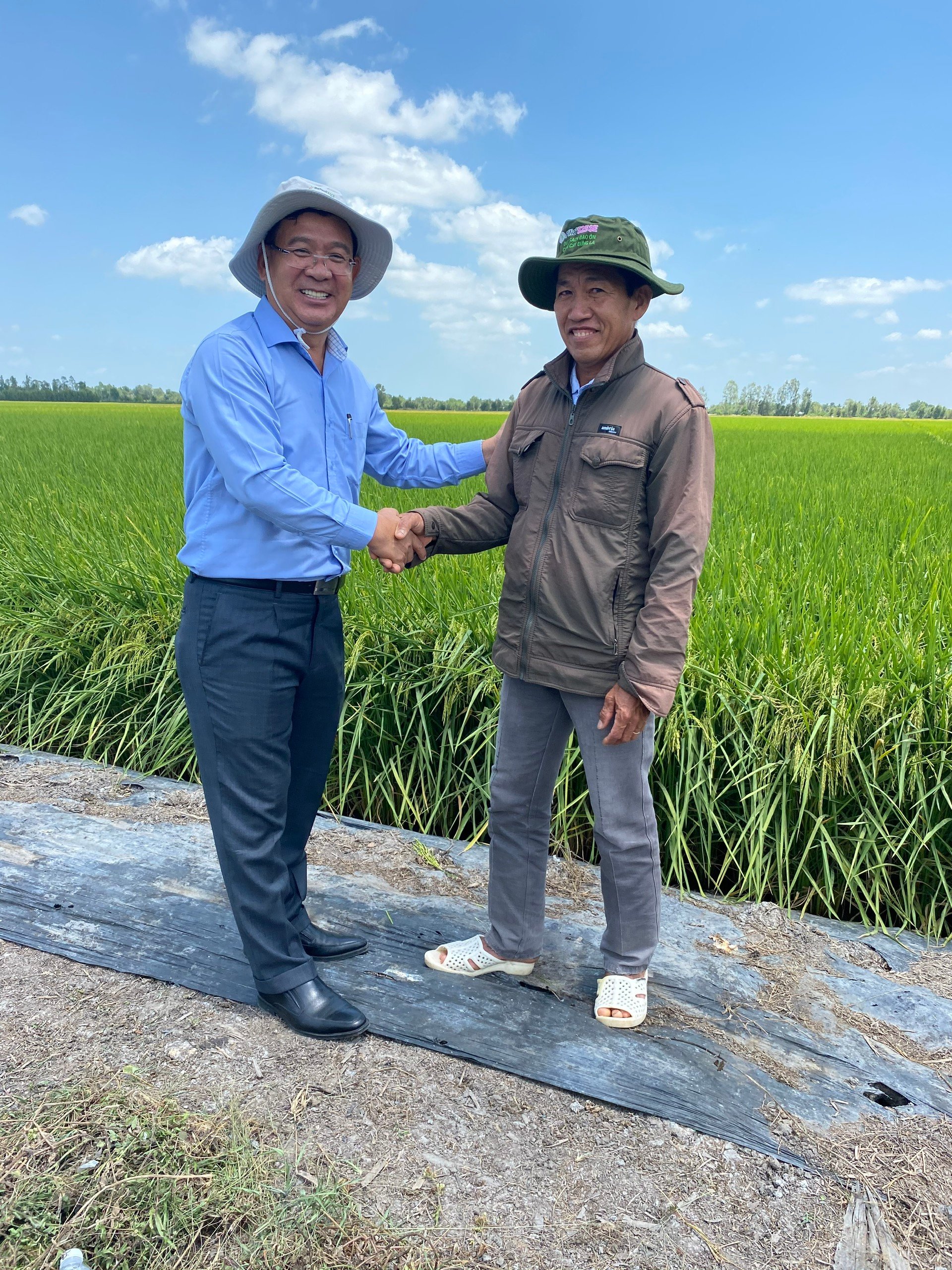 Ông Trần Thanh Vũ - Tổng Giám đốc Công ty TNHH Syngenta Việt Nam chụp ảnh cùng nông dân.