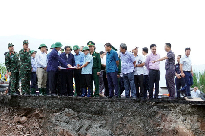 Phó Thủ tướng Lê Văn Thành yêu cầu đẩy nhanh việc khắc phục sụt lún, thông tuyến quốc lộ 15D. Ảnh: Võ Dũng.
