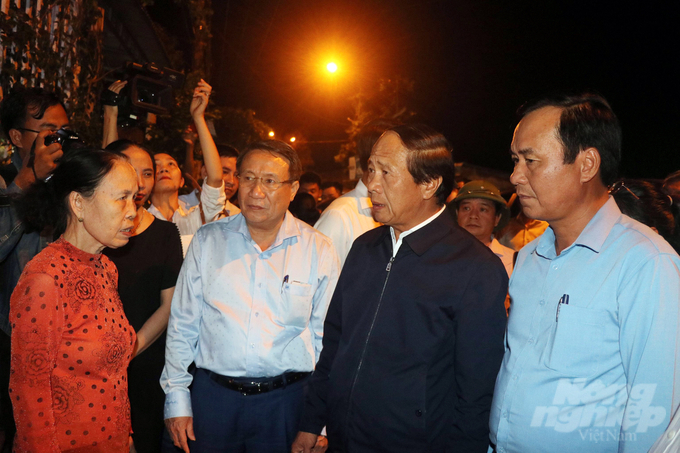 Phó Thủ tướng Lê Văn Thành thăm hỏi, động viên gia đình gặp nạn do sạt lở bờ sông Thạch Hãn. Ảnh: Võ Dũng.