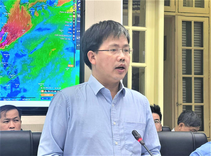 Ông Mai Văn Khiêm, Giám đốc Trung tâm Dự báo Khí tượng thủy văn quốc gia thông tin tại cuộc họp.