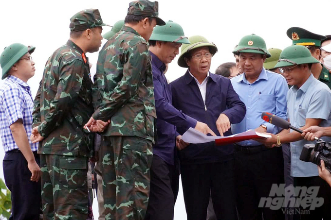 Phó Thủ tướng Chính phủ Lê Văn Thành kiểm tra tình hình sụt lún trên quốc lộ 15D. Ảnh: Võ Dũng.