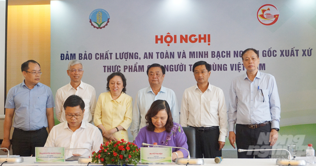 Bộ trưởng Lê Minh Hoan chứng kiến lễ ký kết giữa Cục Chế biến và Phát triển thị trường nông sản (Bộ NN-PTNT) và Hiệp hội các nhà bán lẻ Việt Nam. Ảnh: Nguyễn Thủy.