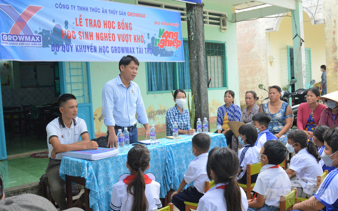 Anh Nguyễn Văn Phúc, đại diện Công ty TNHH Thức ăn Thủy sản GrowMax chia sẻ với học sinh tại điểm trường Song Chinh. Ảnh: Trung Chánh.