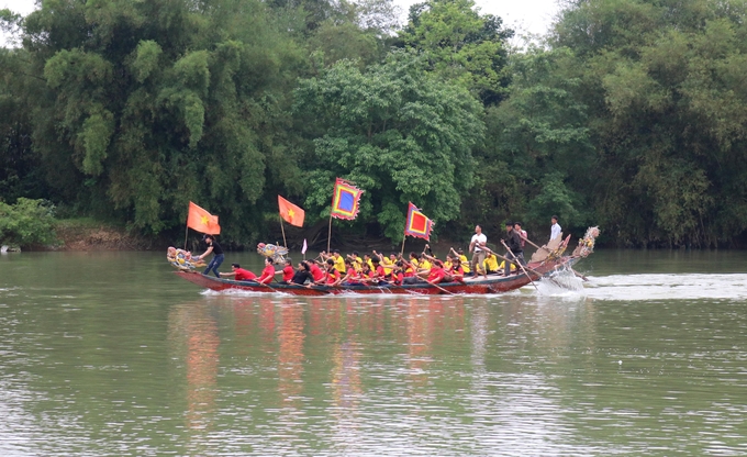 Lễ hội chèo bơi trên sông Lam (Hưng Nguyên – Nghệ An). Ảnh: Huy Thư.