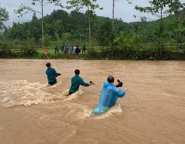 Các đơn vị, địa phương khẩn trương hỗ trợ người dân khắc phục hậu quả mưa lũ, vệ sinh môi trường, sớm ổn định đời sống, sản xuất của nhân dân.