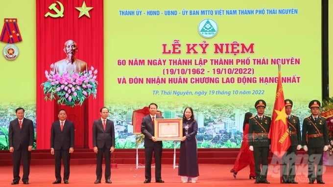Phó Chủ tịch nước Võ Thị Ánh Xuân trao Huân chương Lao động hạng Nhất cho Đảng bộ, chính quyền và Nhân dân thành phố Thái Nguyên. Ảnh: Toán Nguyễn.