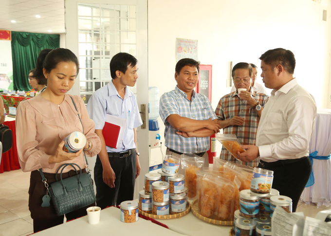 Đại biểu tham quan gian hàng triển lãm các sản phẩm nông nghiệp của tỉnh Bà Rịa - Vũng Tàu. 