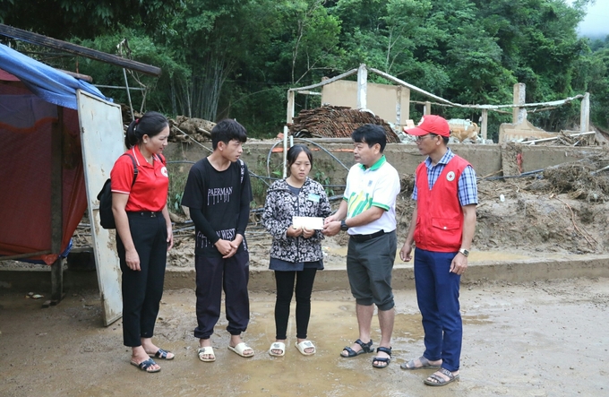 Ông Tống Xuân Phong - Chủ tịch Công đoàn PVFCCo trực tiếp đến thăm hỏi, động viên, trao tặng những suất quà nghĩa tình tới các hộ gia đình không may bị thiệt hại trong cơn lũ.