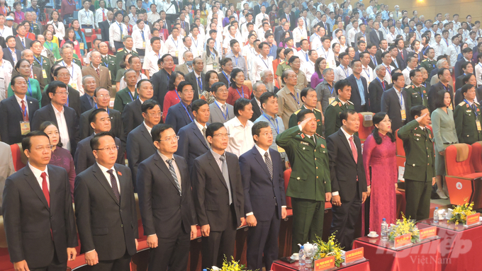 Các đại biểu đứng chào cờ tại Lễ kỷ niệm. Ảnh: Toán Nguyễn.