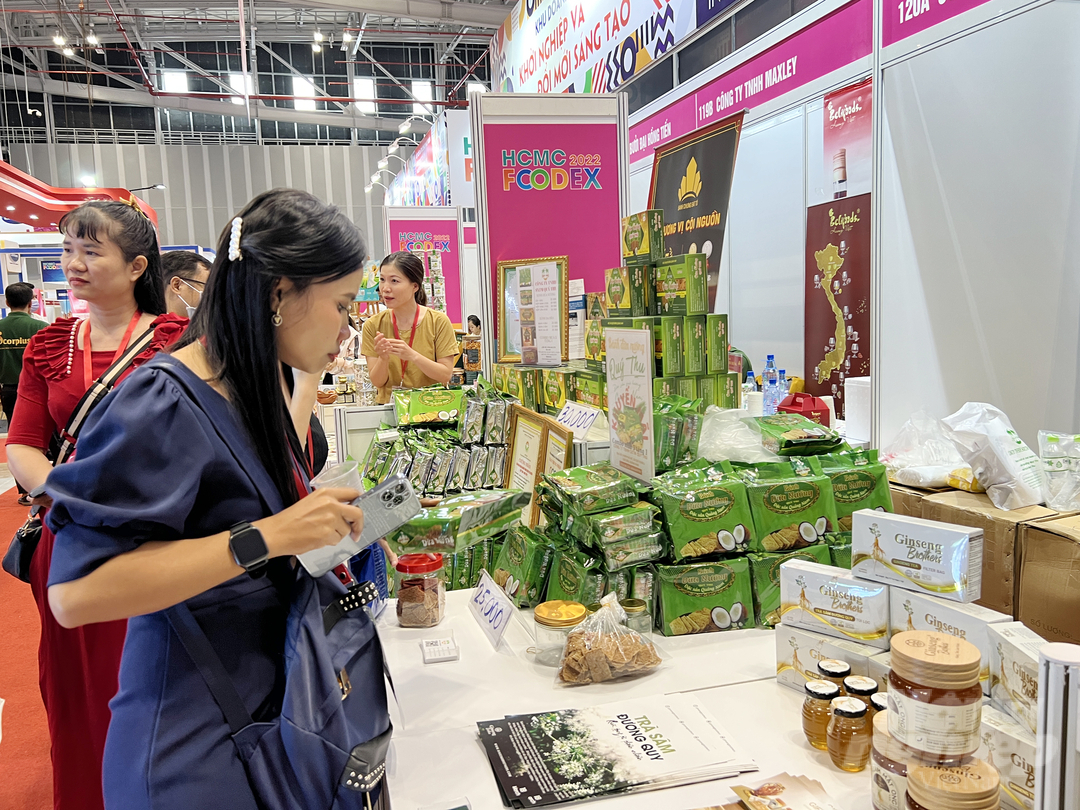 Gian hàng trưng bày các sản phẩm nông sản, thực phẩm của các doanh nghiệp khởi nghiệp và đổi mới sáng tạo tại HCMC FOODEX 2022. Ảnh: Nguyễn Thủy.
