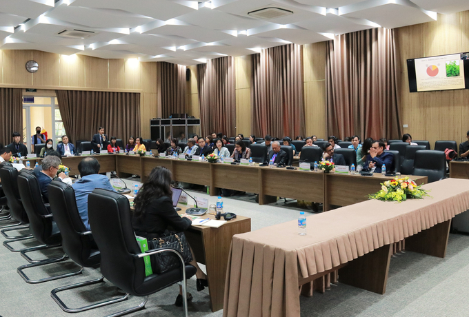 Hội thảo thu hút đông đảo các chuyên gia trong nước quốc tế cùng bàn về hiện trạng sản xuất dâu tằm ở các quốc gia nhằm nâng cao vị thế của nghề trồng dâu nuôi tằm của Việt Nam. Ảnh: Hoàng Giang.