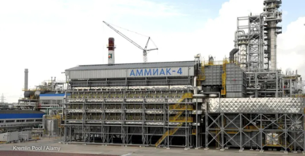 Một nhà máy sản xuất phân bón amoniac ở Veliky Novgorod của Nga. Ảnh: Kremlin Pool / Alamy