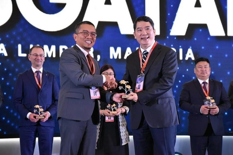 Tổng cục trưởng Thuế Cao Anh Tuấn nhận biểu tượng Hội nghị từ ông Datuk Dr Mohd Nizom Sairi - Tổng cục trưởng Cục thu nội địa Malaysia.