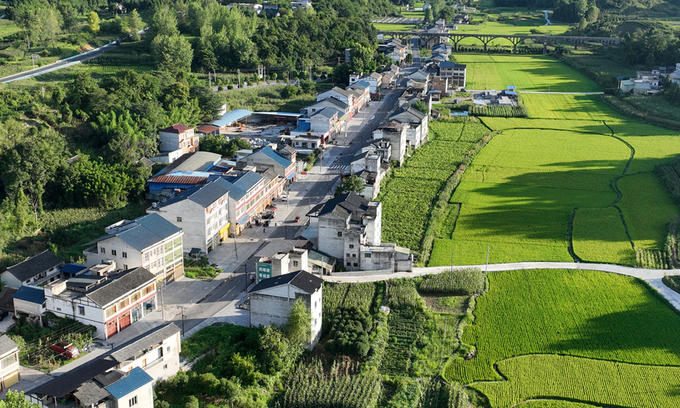 Ảnh chụp từ trên cao một ngôi làng nông thôn mới ở một thị trấn của tỉnh Quý Châu, phía tây nam Trung Quốc vào ngày 7 tháng 8 năm 2022. Ảnh: IC