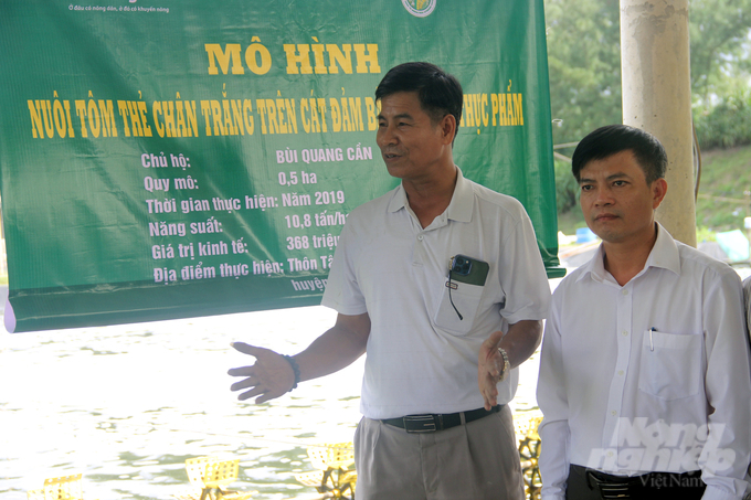 Ông Bùi Quang Cần (trái) chia sẻ kỹ thuật nuôi tôm 2 giai đoạn an toàn sinh học. Ảnh: Võ Dũng.