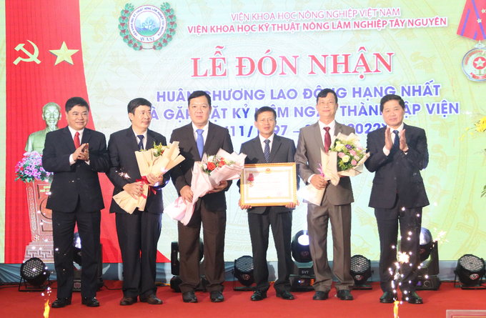 Lãnh đạo WASI đón nhận Huân chương Lao động hạng Nhất. Ảnh: Quang Yên.