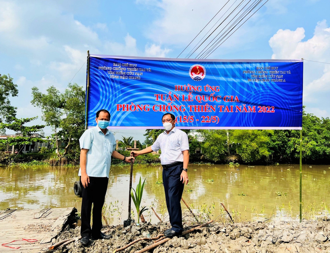 Ông Trần Chí Hùng (bên phải), Giám đốc Sở NN-PTNT tỉnh Hậu Giang tham gia trồng cây tạo kè sinh thái chống sạt lở bờ sông, hưởng ứng tuần lễ quốc gia phòng chống thiên tai năm 2022. Ảnh: Trung Chánh.