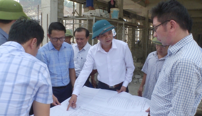 Ông Trần Duy Bình, Tỉnh ủy viên, Bí thư Huyện ủy Hà Trung trong chuyến kiểm tra tiến độ xây dựng công trình trên địa bàn huyện.