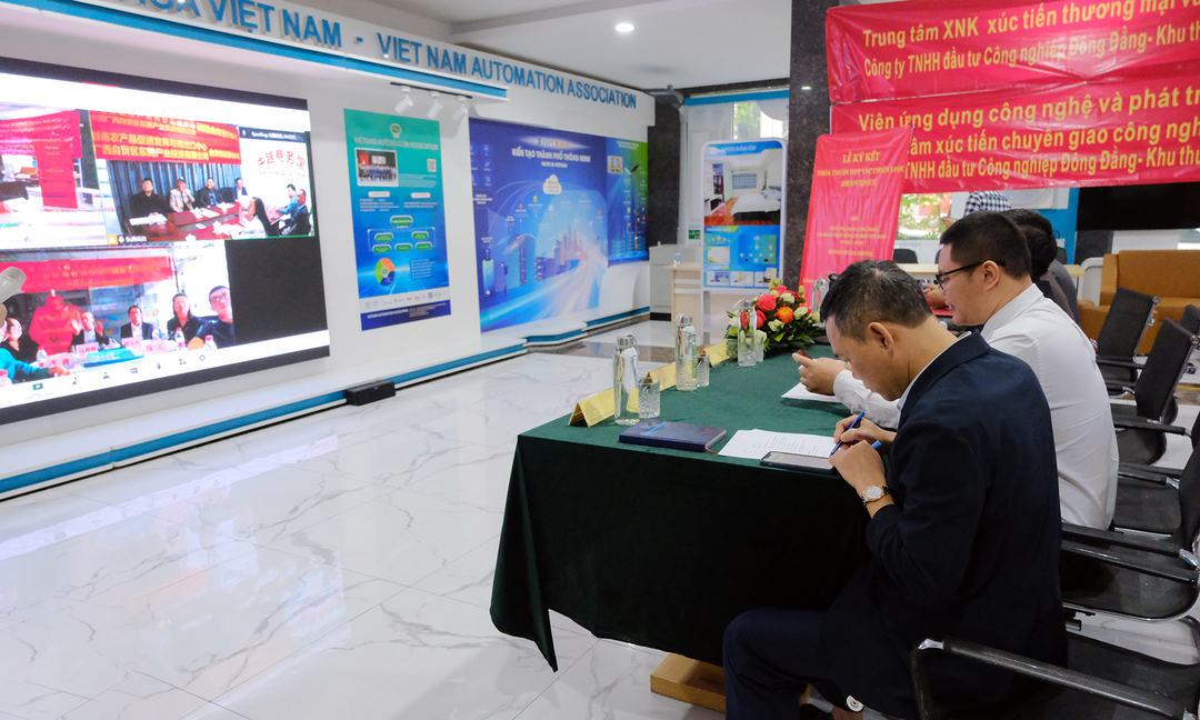 The signing ceremony took place online from the bridge between Hanoi and Shenzhen, Guangdong Province, China.