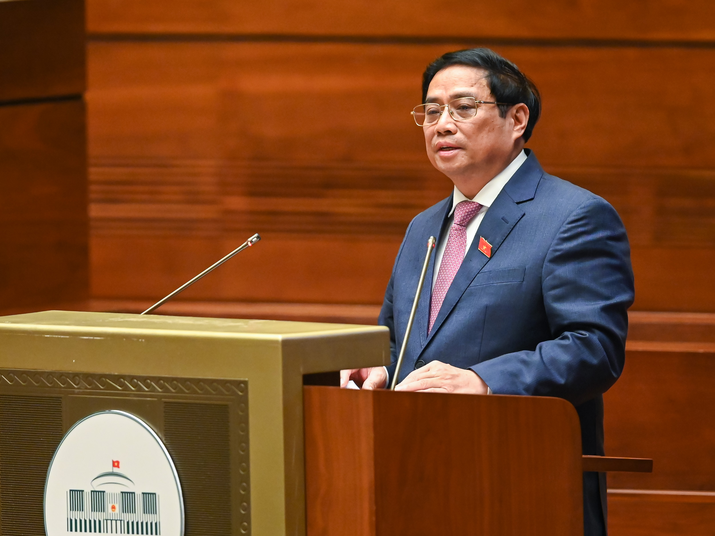Thủ tướng Phạm Minh Chính báo cáo trước Quốc hội về kết quả thực hiện kế hoạch phát triển kinh tế - xã hội năm 2022. Ảnh: Quốc hội.