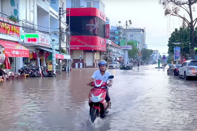 Triều cường gây ngập ở TP Cần Thơ. Ảnh: Sơn Trang.