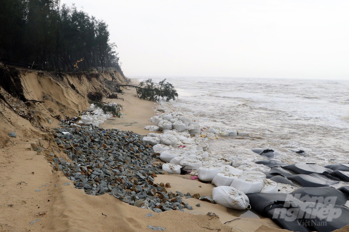 Theo UBND huyện Phú Vang, những năm qua, đặc biệt là sau các đợt mưa bão năm 2020 và năm 2021, tình trạng sạt lở nặng diễn ra tại nhiều vị trí dọc tuyến bờ biển đoạn qua xã Phú Thuận và xã Phú Hải đã làm ảnh hưởng đến tài sản, tính mạng của nhiều hộ dân.