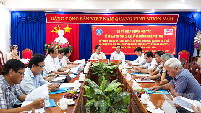 Các cơ quan chuyên môn thuộc Sở NN-PTNT tỉnh Cà Mau tham dự buổi lễ ký kết sáng 21/10/2022. Ảnh: Trọng Linh.