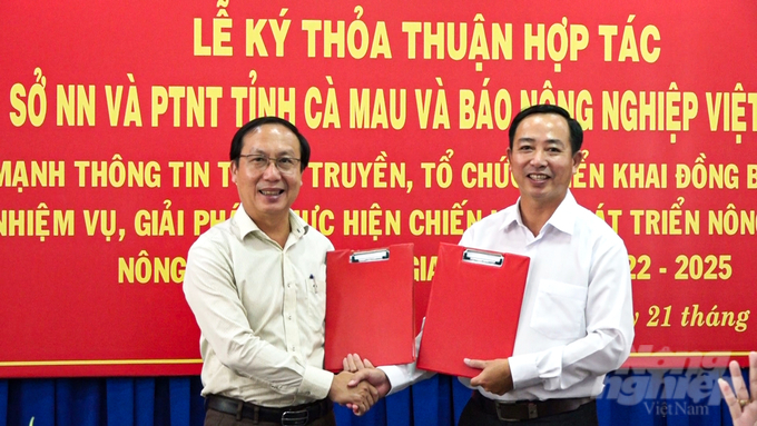 Ông Phan Hoàng Vũ (bên trái), Giám đốc Sở NN-PTNT tỉnh Cà Mau và ông Nguyễn Ngọc Thắng, Trưởng Văn phòng đại diện Báo NNVN khu vực ĐBSCL trao bản ghi nhớ thỏa thuận hợp tác. Ảnh: Trọng Linh.
