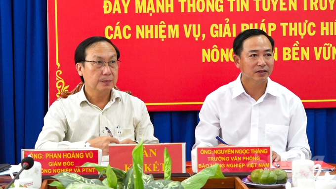 Lãnh đạo Sở NN-PTNT tỉnh Cà Mau và lãnh đạo Văn phòng đại diện Báo NNVN khu vực ĐBSCL ký kết bản thỏa thuận ghi nhớ hợp tác. Ảnh: Trọng Linh.