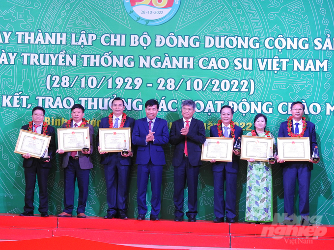 Bí thư tỉnh ủy Bình Phước Nguyễn Mạnh Cường và Chủ tịch HĐQT VRG Trần Công Kha trao giải thưởng cho các tập thể, cá nhân ngành cao su.