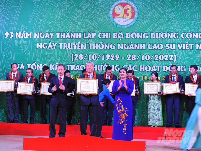 Chủ tịch UBND tỉnh Bình Phước Trần Tuệ Hiền và Chủ tịch Hiệp hội Cao su Việt Nam Trần Ngọc Thuận trao giải cho các tập thể, cá nhân ngành cao su.