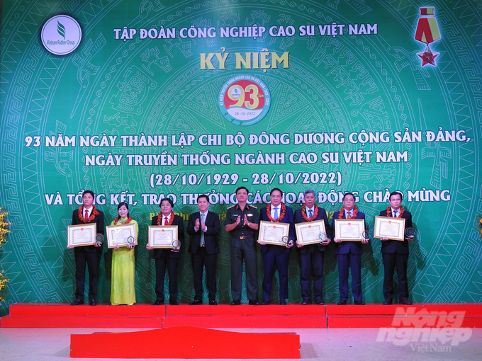 Thiếu tướng Nguyễn Trường Thắng - Tư lệnh Quân khu 7 và Tổng Giám đốc VRG Lê Thanh Hưng trao giải cho các tập thể, cá nhân ngành cao su.